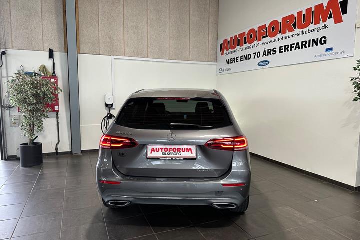 Grå Mercedes B250 e fra 2021