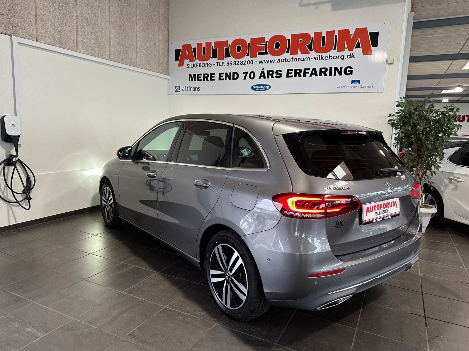 Grå Mercedes B250 e fra 2021