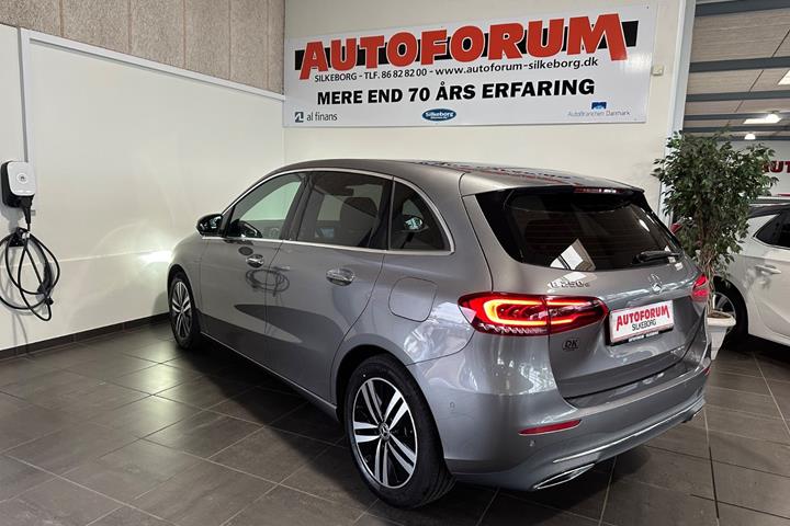 Grå Mercedes B250 e fra 2021