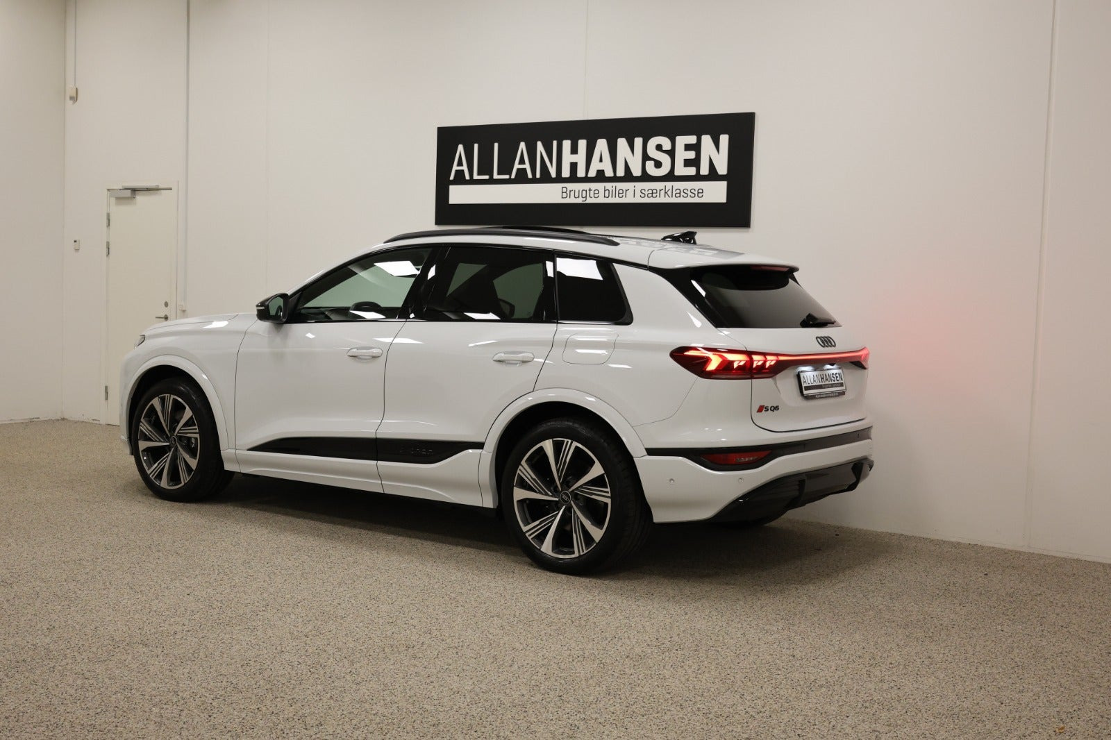 Hvid Audi SQ6 e-tron fra 2024