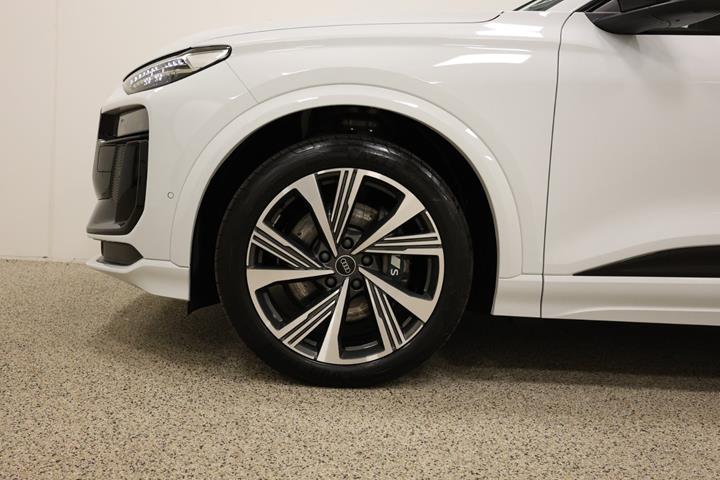 Hvid Audi SQ6 e-tron fra 2024