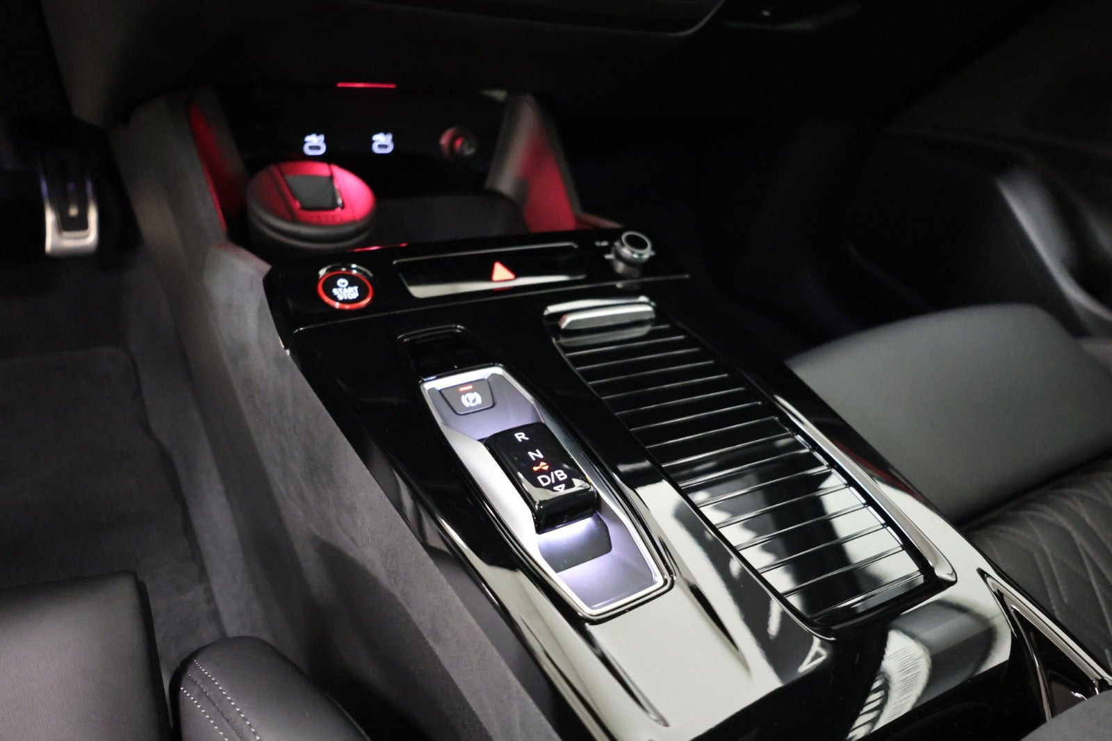 Hvid Audi SQ6 e-tron fra 2024