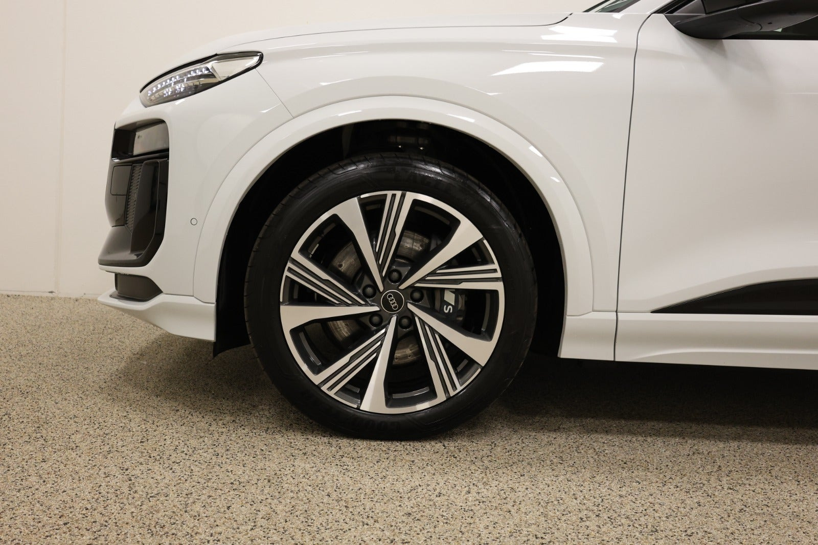 Hvid Audi SQ6 e-tron fra 2024