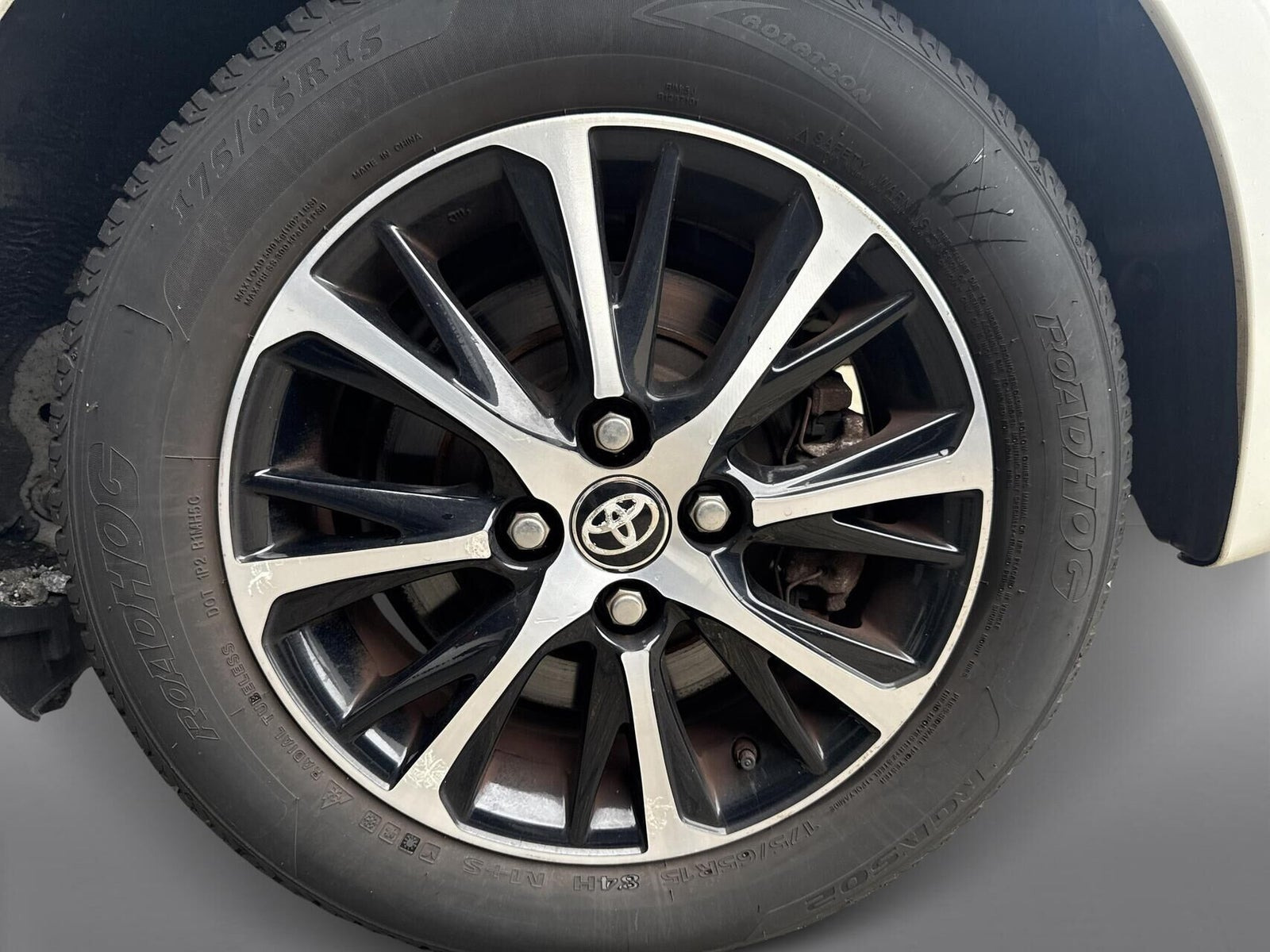 Hvid Toyota Yaris fra 2019