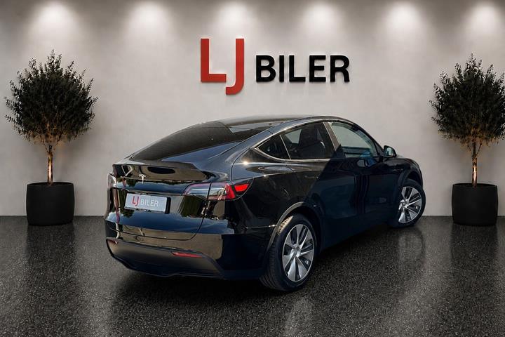Sort Tesla Model Y fra 2023