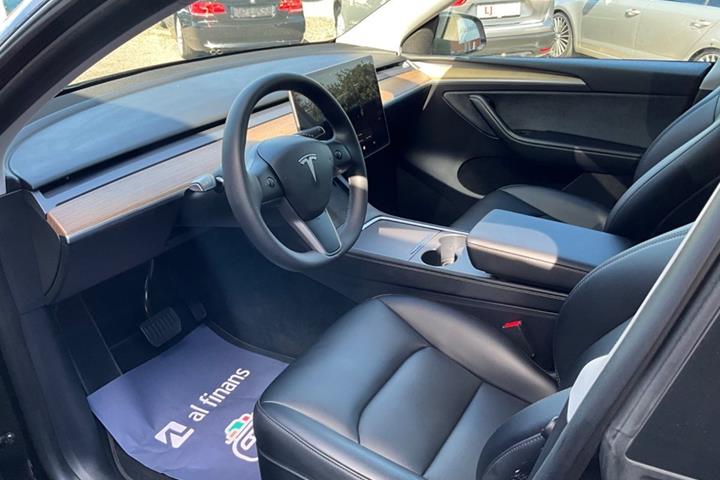 Sort Tesla Model Y fra 2023