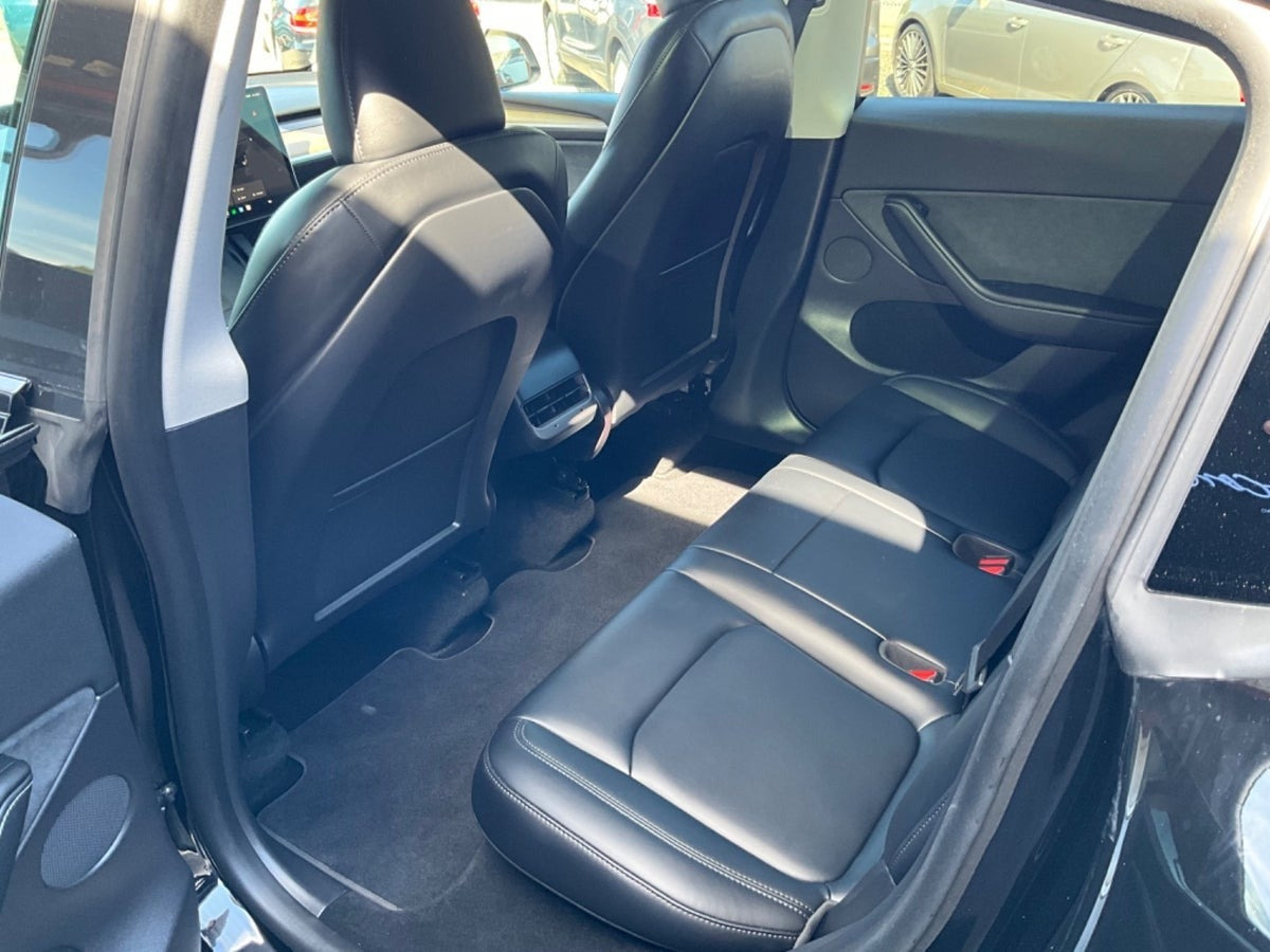 Sort Tesla Model Y fra 2023