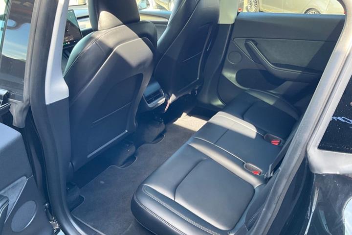 Sort Tesla Model Y fra 2023