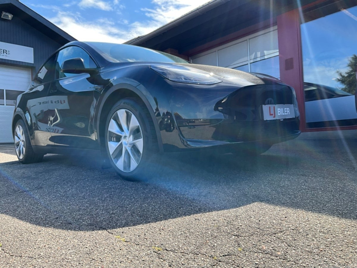 Sort Tesla Model Y fra 2023