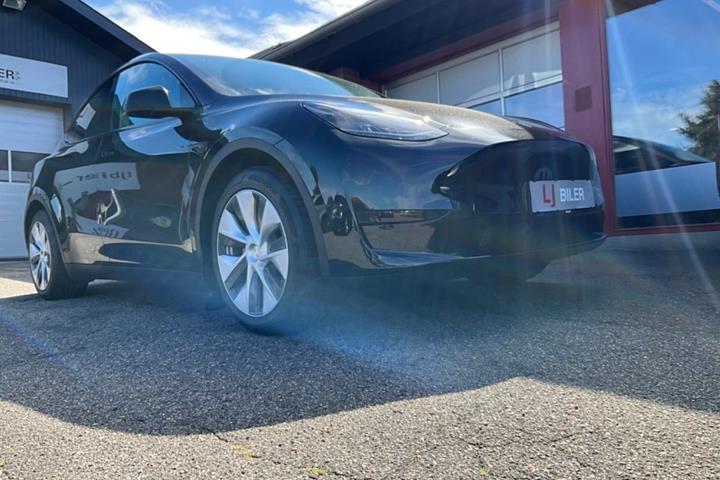 Sort Tesla Model Y fra 2023