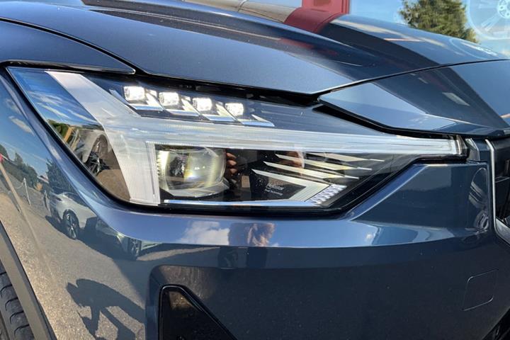Blå Polestar 2 fra 2022