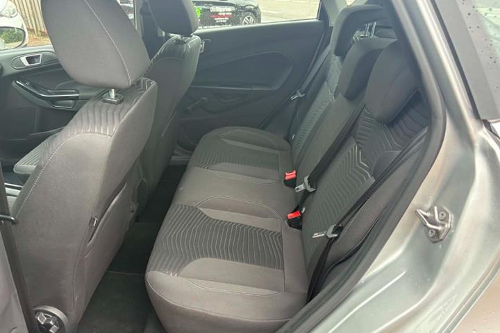 Sølv Ford Fiesta fra 2014