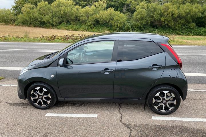 Grå Toyota Aygo fra 2020
