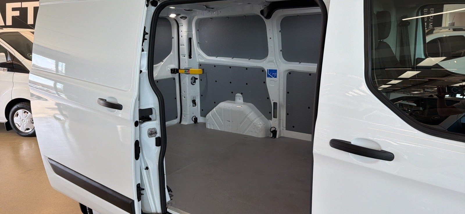 Hvid Ford Transit Custom 300 L1 fra 2023