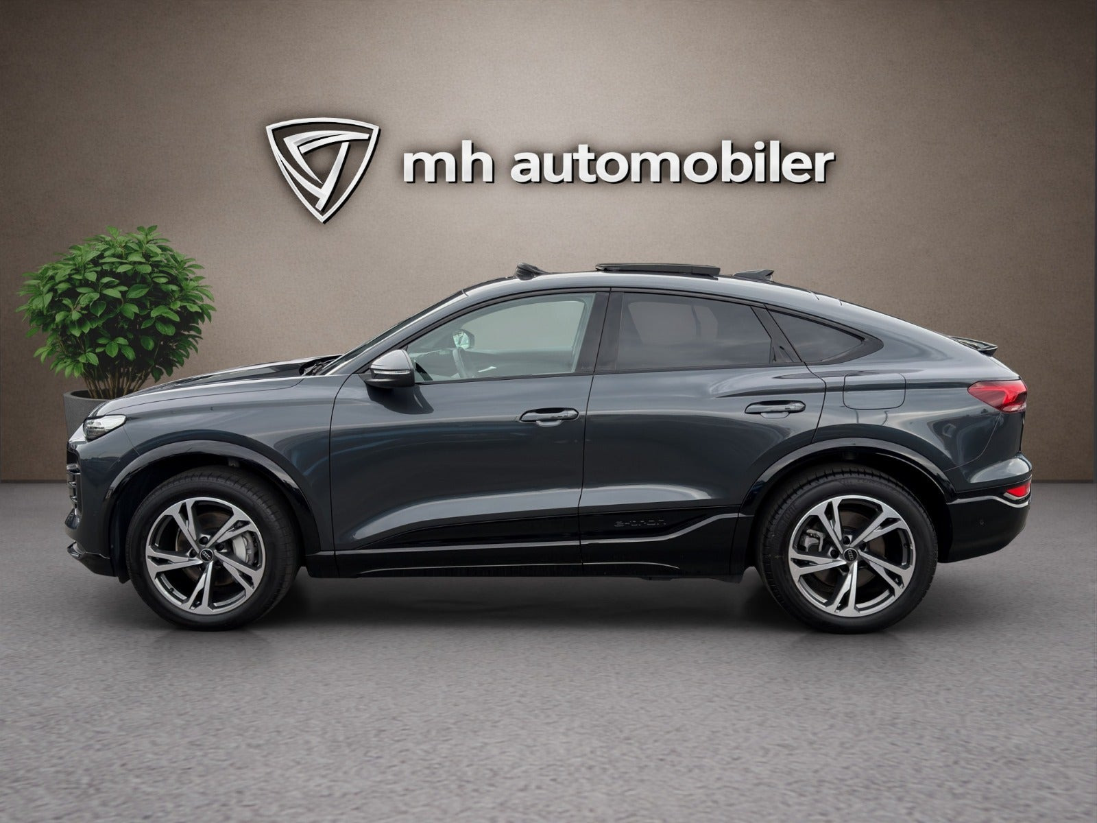 Grå Audi Q6 e-tron fra 2025