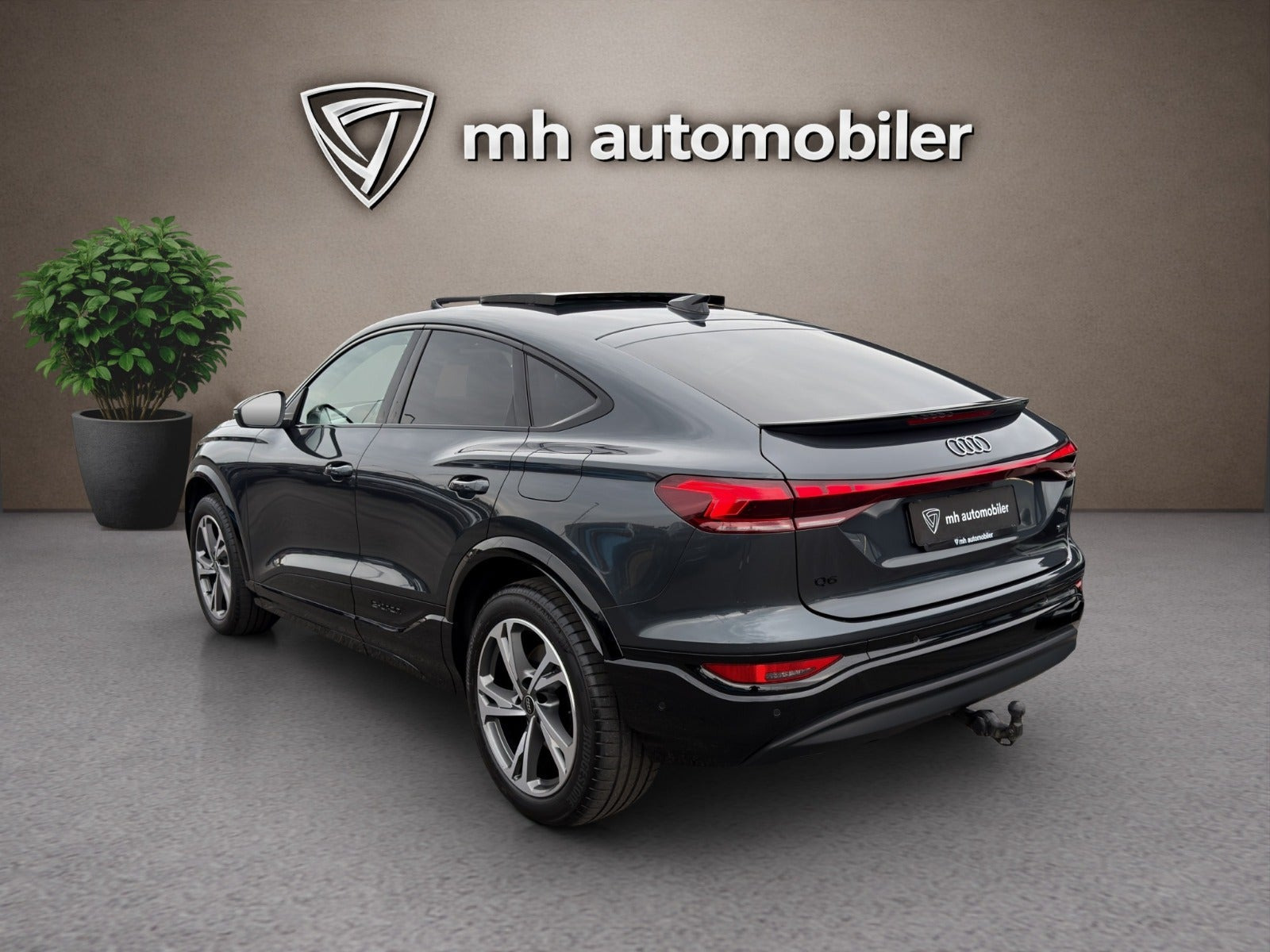 Grå Audi Q6 e-tron fra 2025