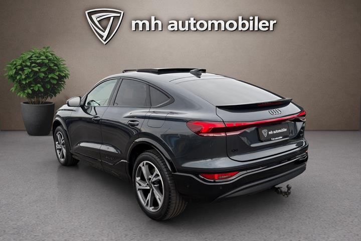 Grå Audi Q6 e-tron fra 2025