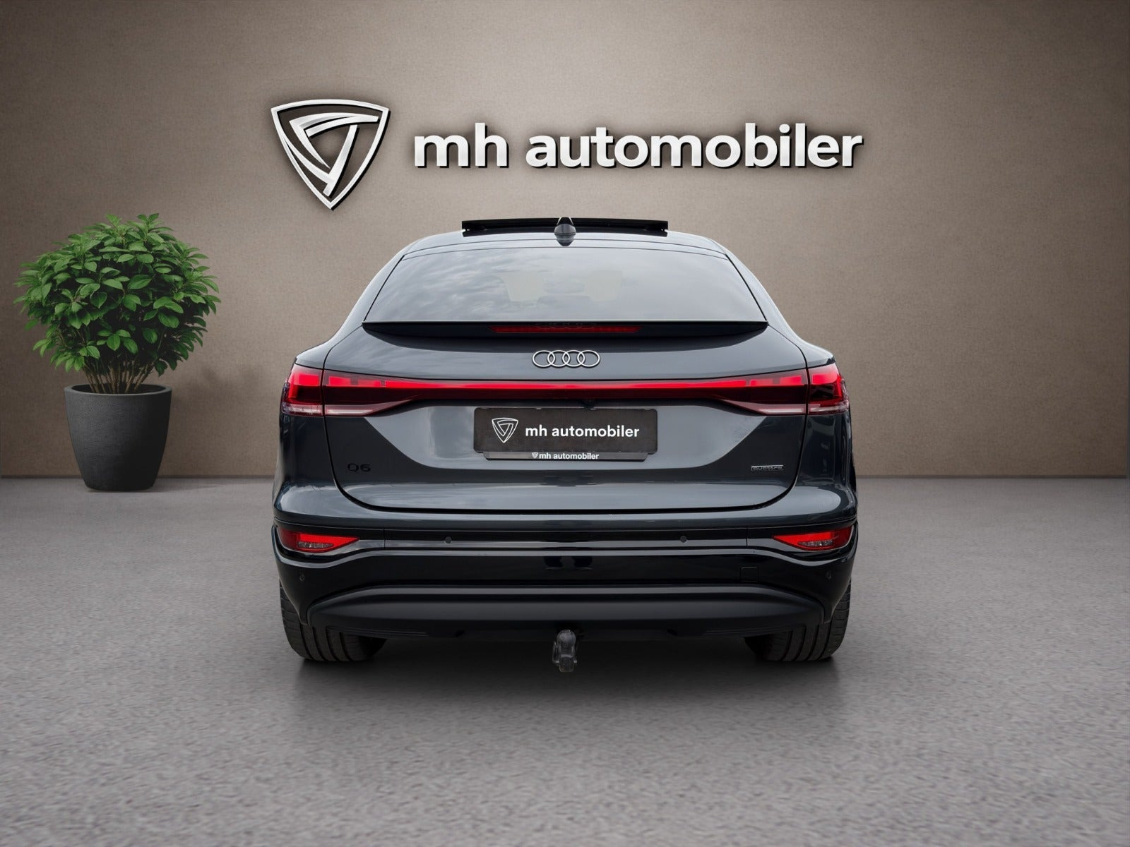 Grå Audi Q6 e-tron fra 2025