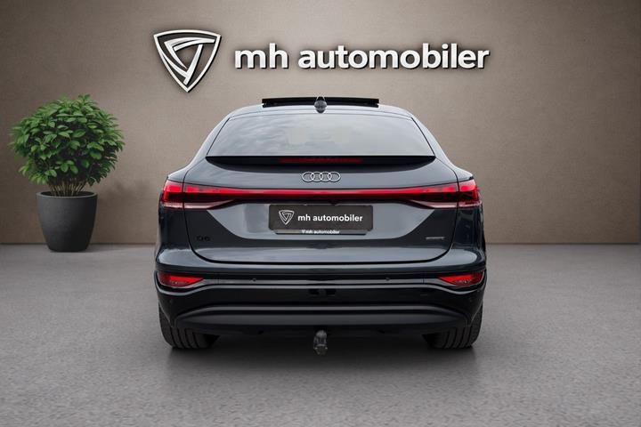 Grå Audi Q6 e-tron fra 2025