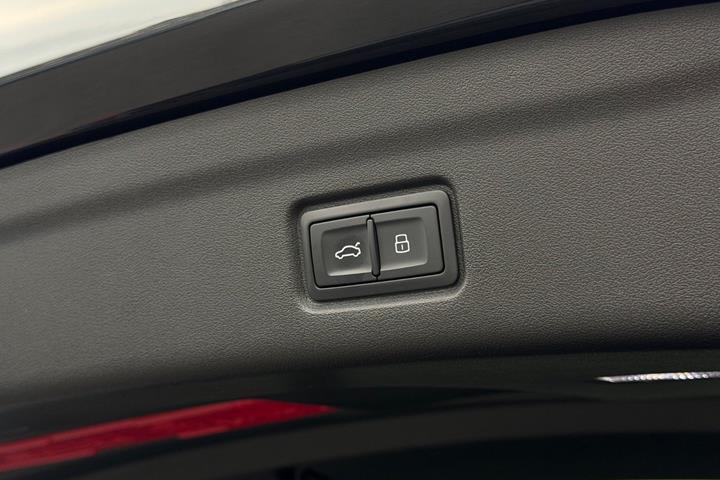 Grå Audi Q6 e-tron fra 2025
