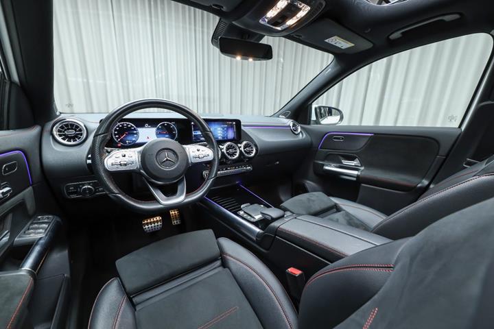 Hvid Mercedes EQA250 fra 2021