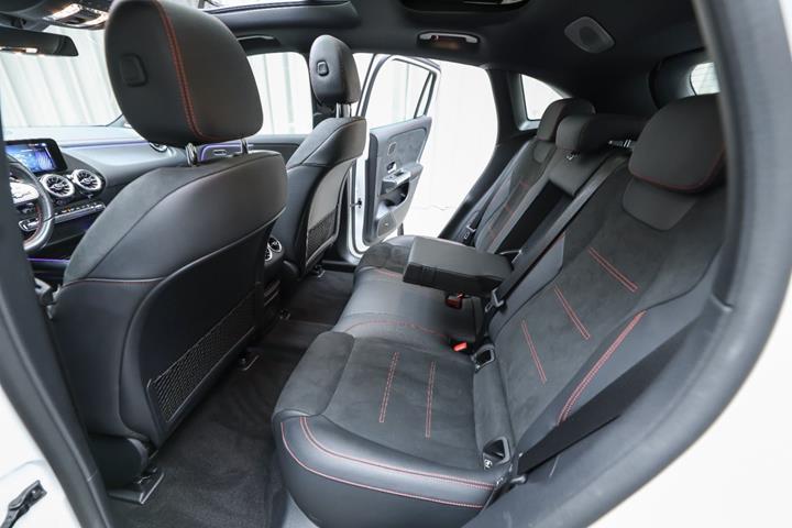 Hvid Mercedes EQA250 fra 2021