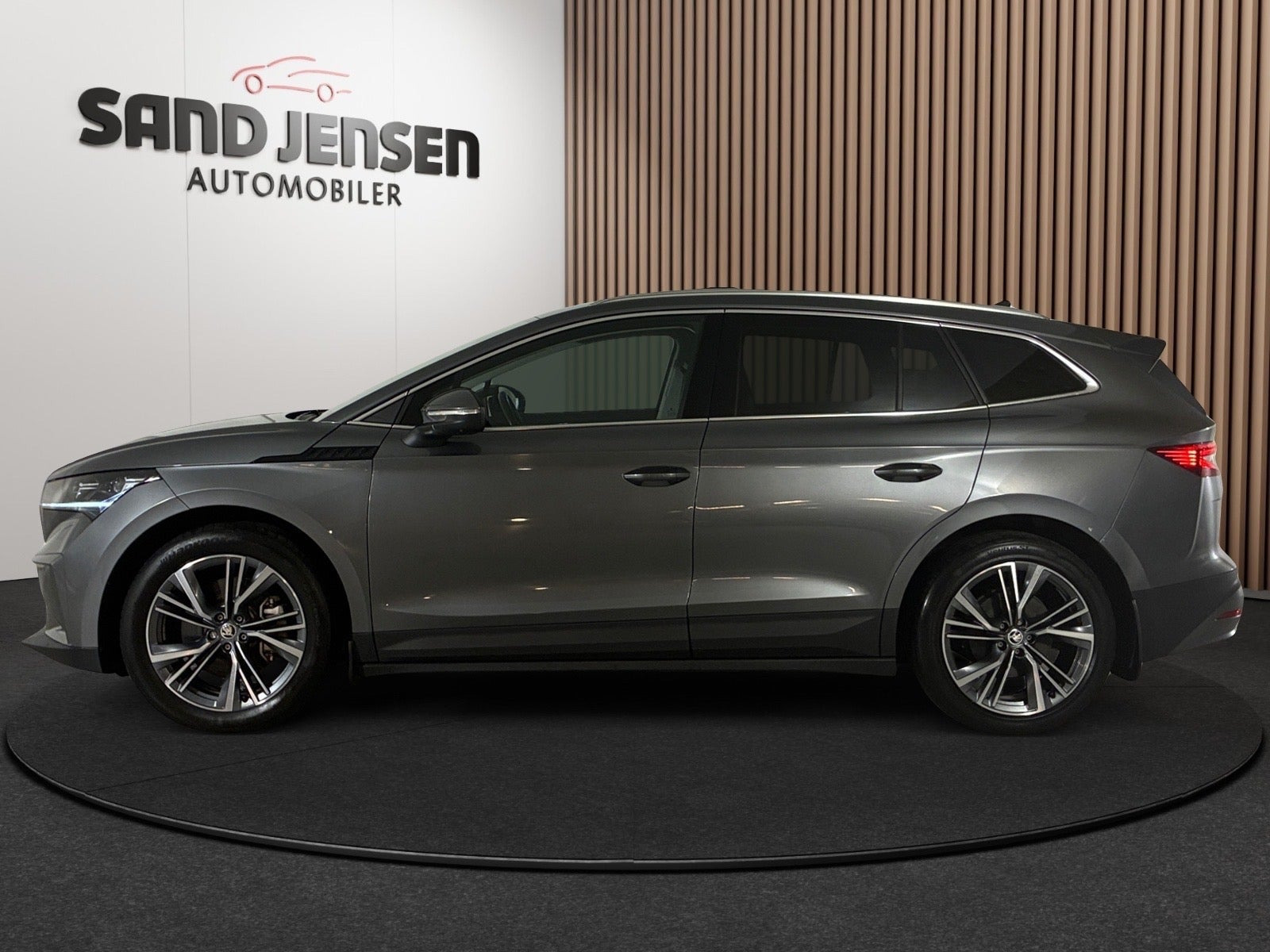 Grå Skoda Enyaq fra 2023