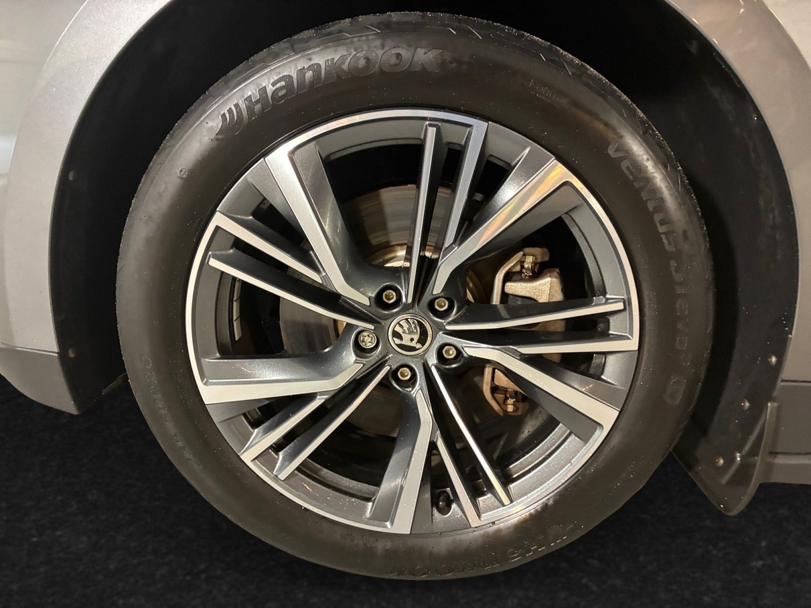 Grå Skoda Enyaq fra 2023