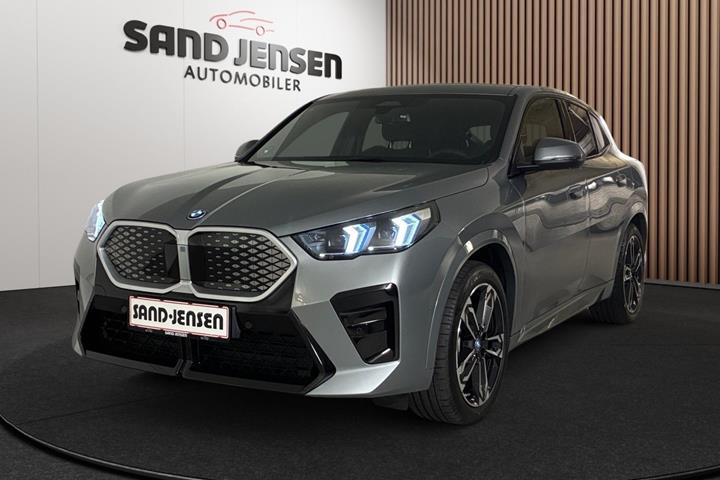 Grå BMW iX2 fra 2025 set udefra