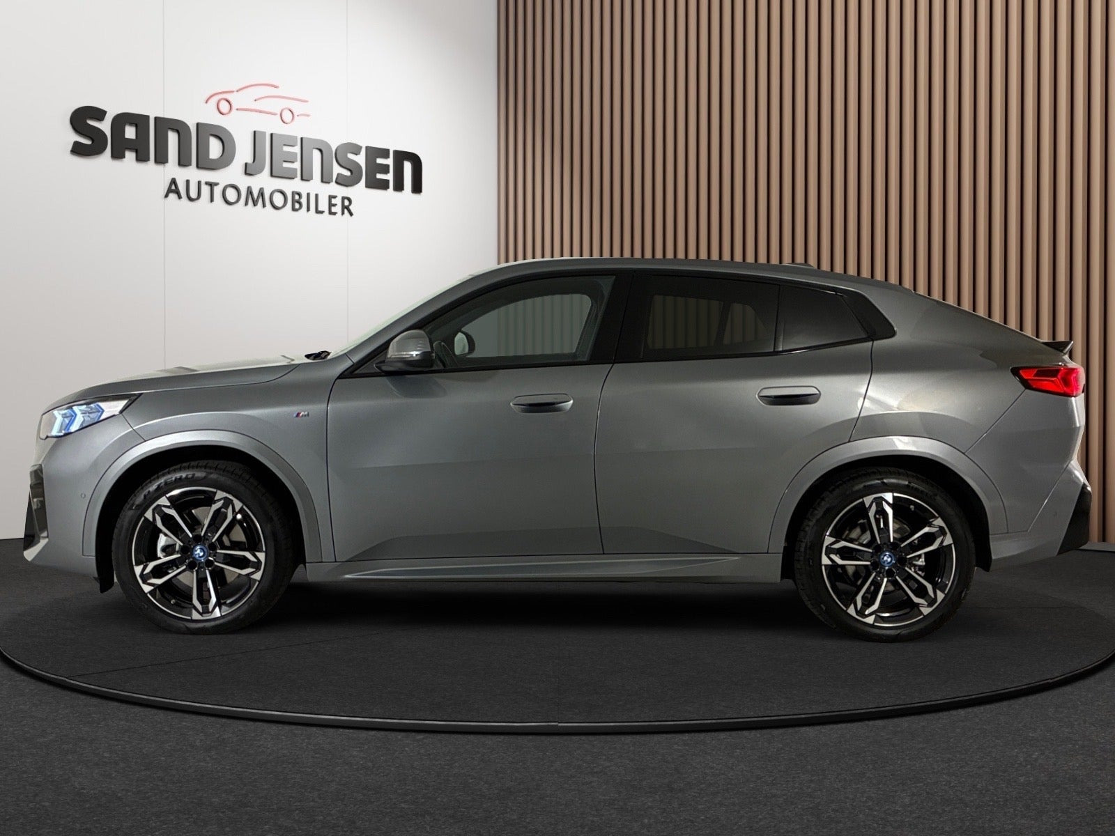 Grå BMW iX2 fra 2025