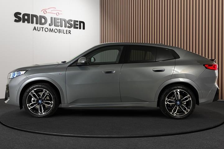 Grå BMW iX2 fra 2025