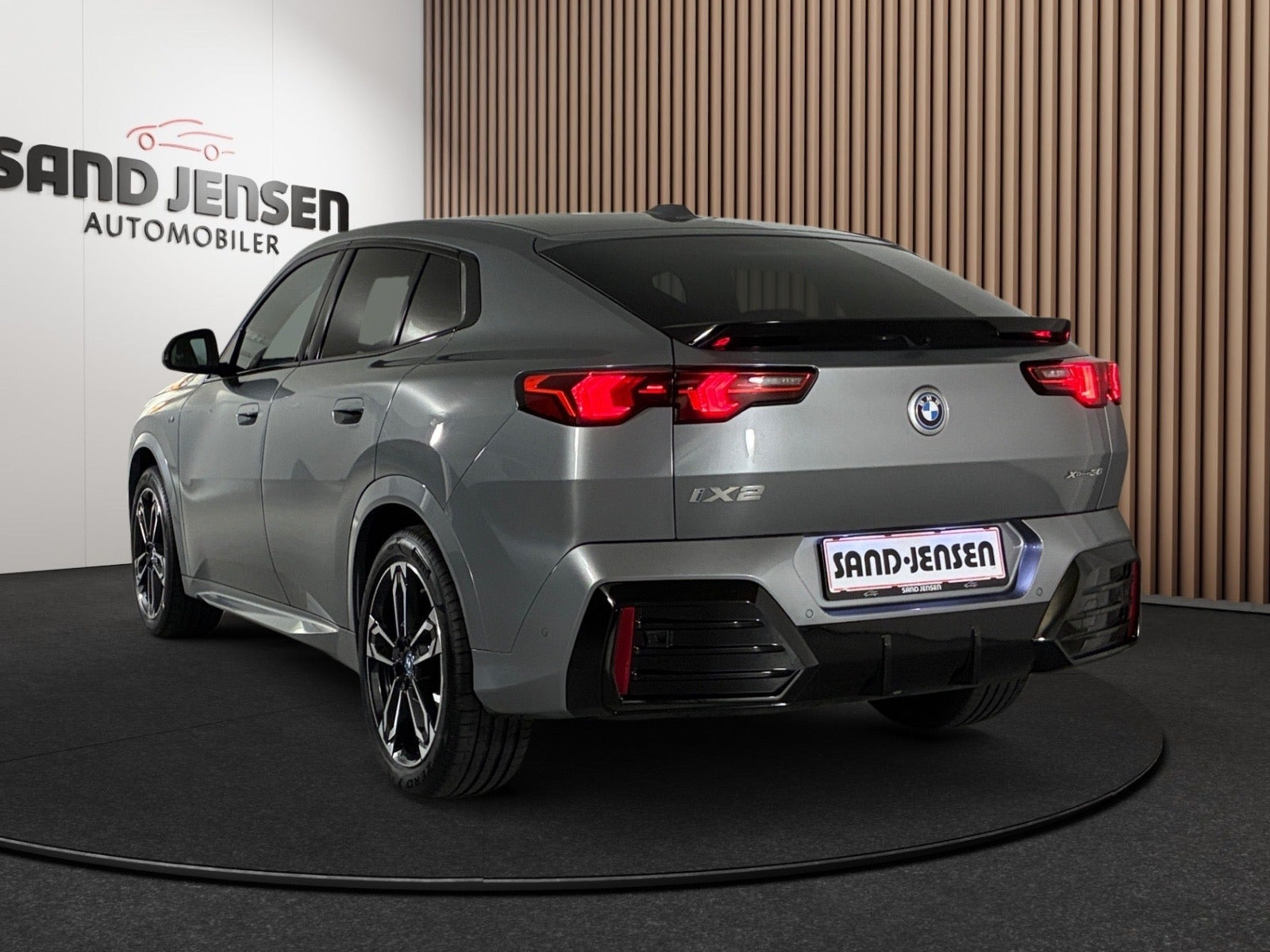 Grå BMW iX2 fra 2025