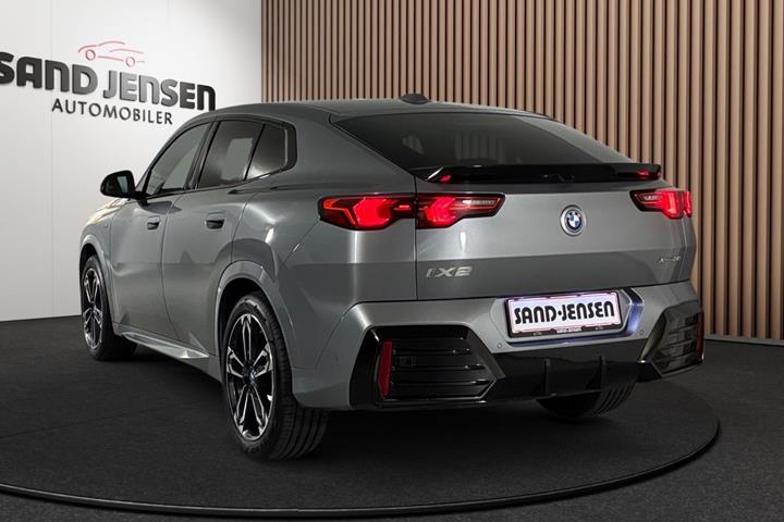 Grå BMW iX2 fra 2025