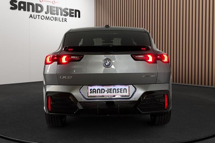 Grå BMW iX2 fra 2025