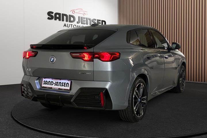 Grå BMW iX2 fra 2025