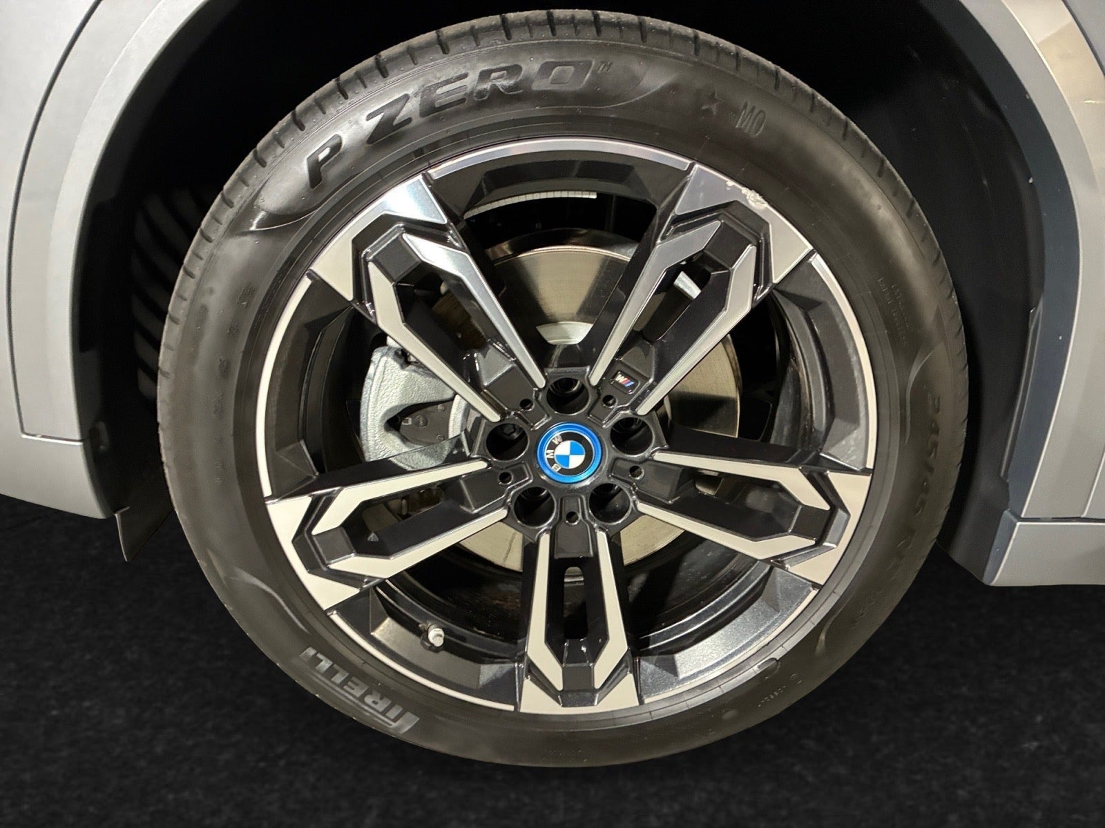 Grå BMW iX2 fra 2025