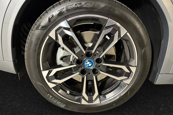 Grå BMW iX2 fra 2025