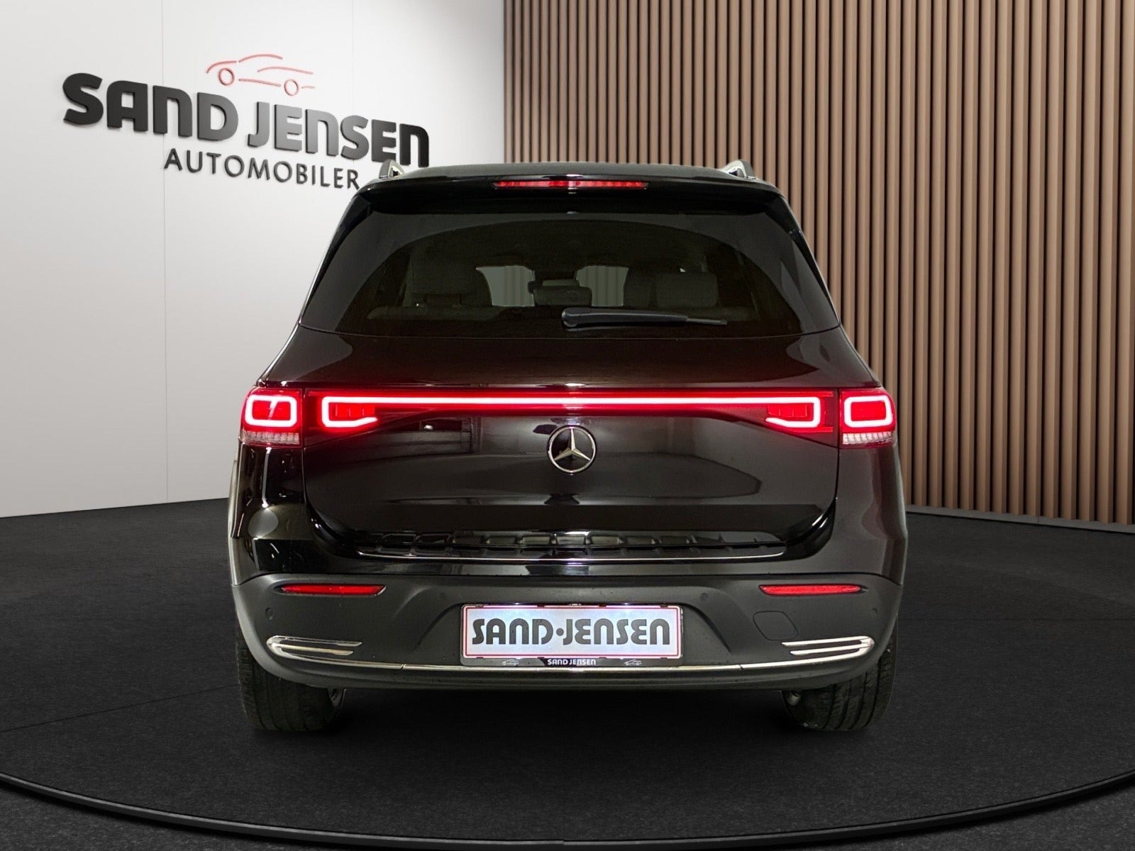 Sort Mercedes EQB350 fra 2023