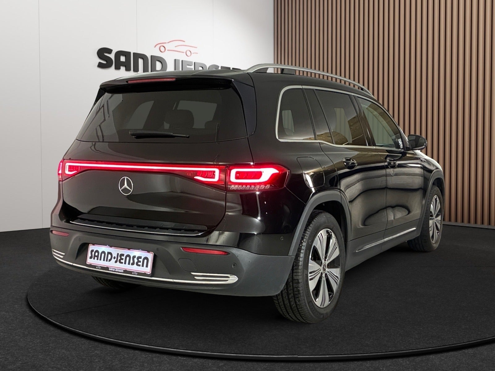 Sort Mercedes EQB350 fra 2023