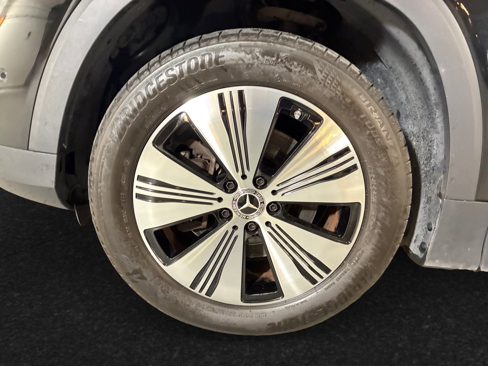 Sort Mercedes EQB350 fra 2023