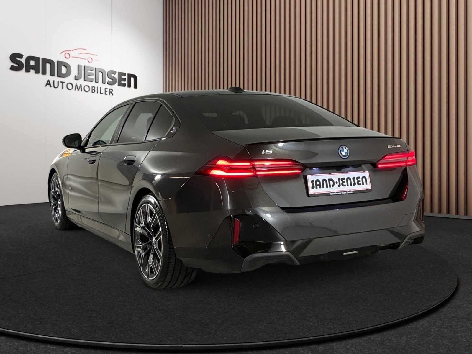 Grå BMW i5 fra 2026