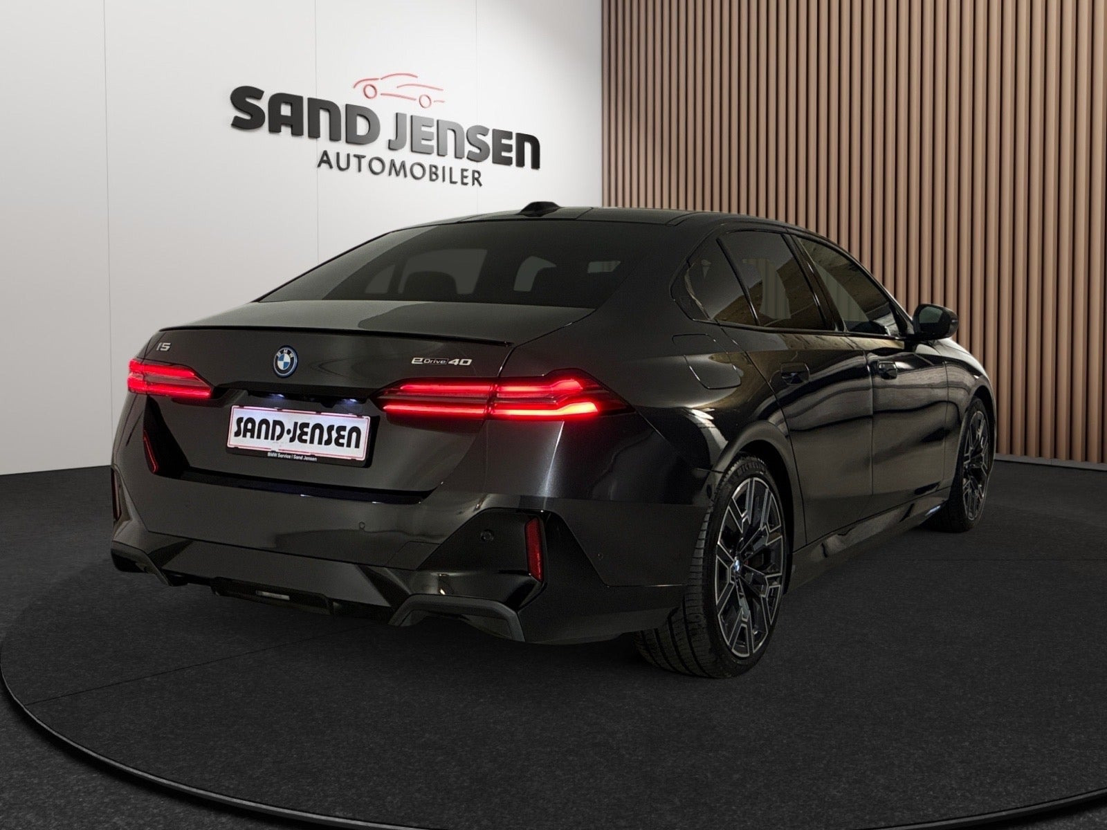 Grå BMW i5 fra 2026