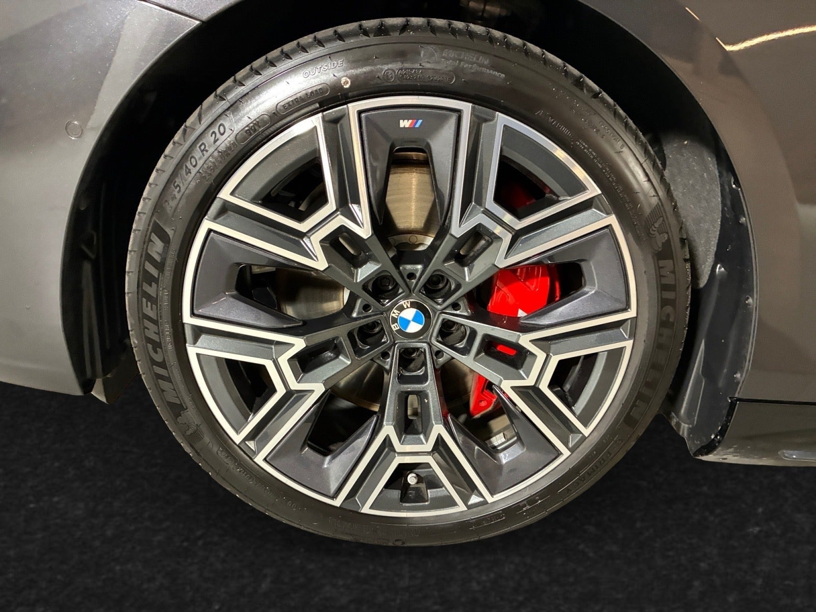 Grå BMW i5 fra 2026