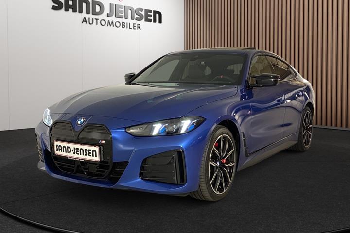 Blå BMW i4 fra 2026 set udefra