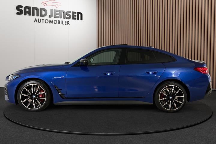 Blå BMW i4 fra 2026