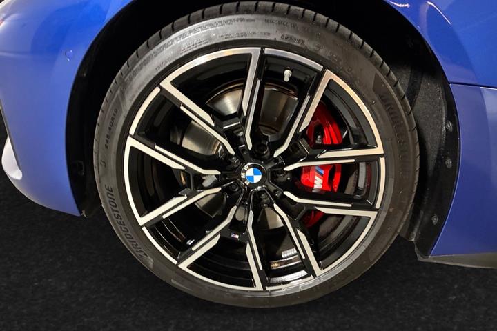 Blå BMW i4 fra 2026