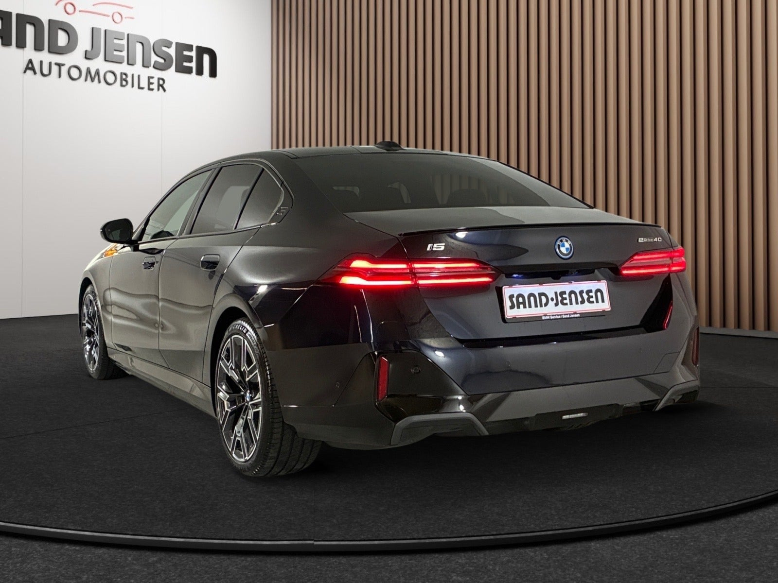 Sort BMW i5 fra 2026