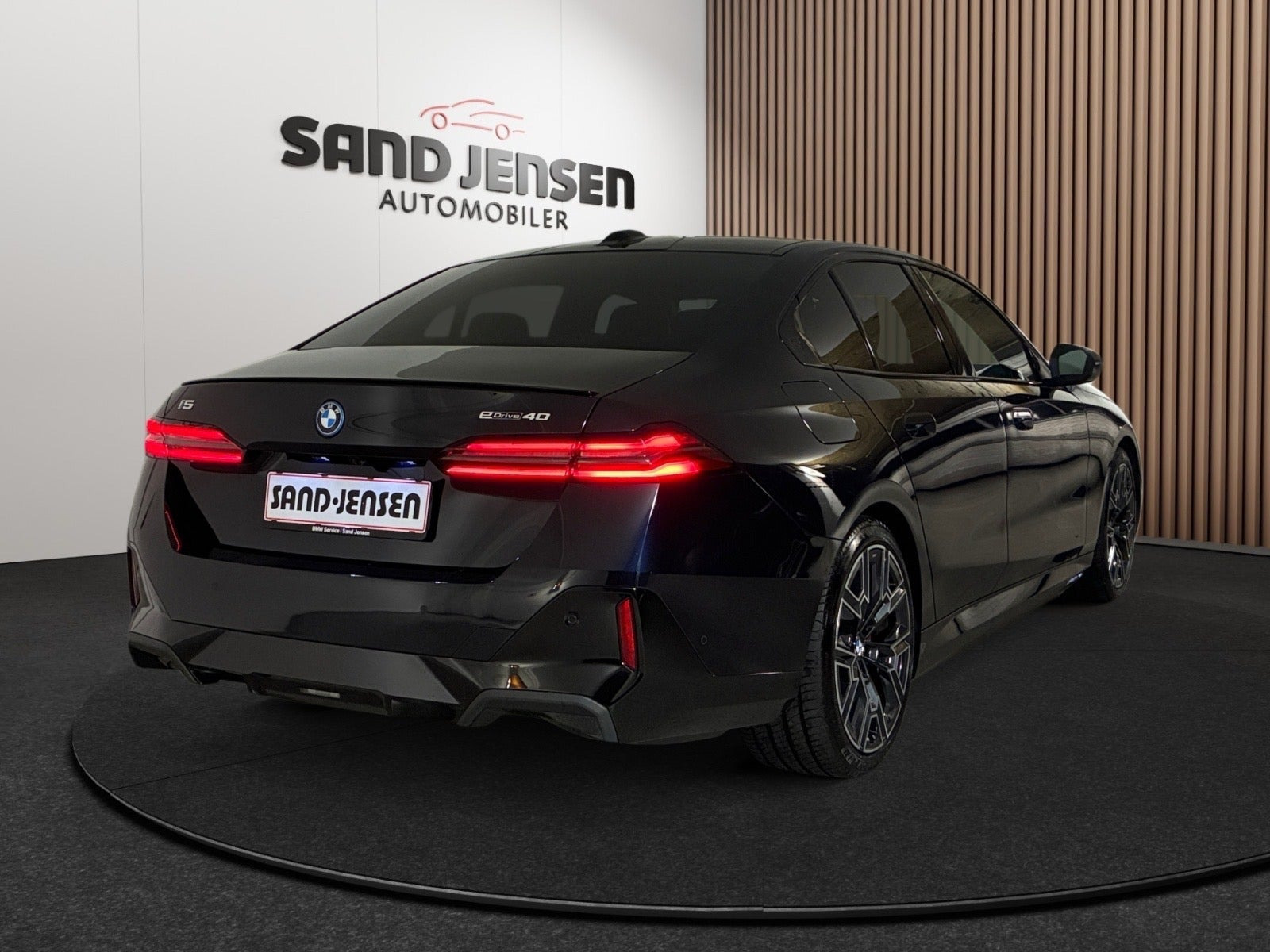 Sort BMW i5 fra 2026