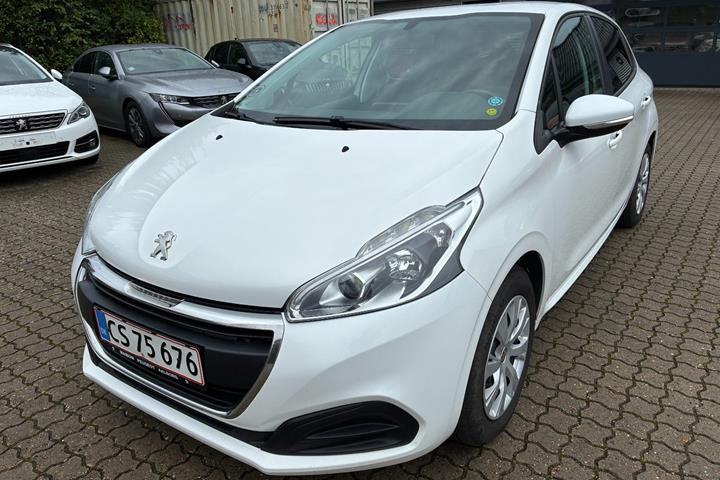 Hvid Peugeot 208 fra 2017 set udefra