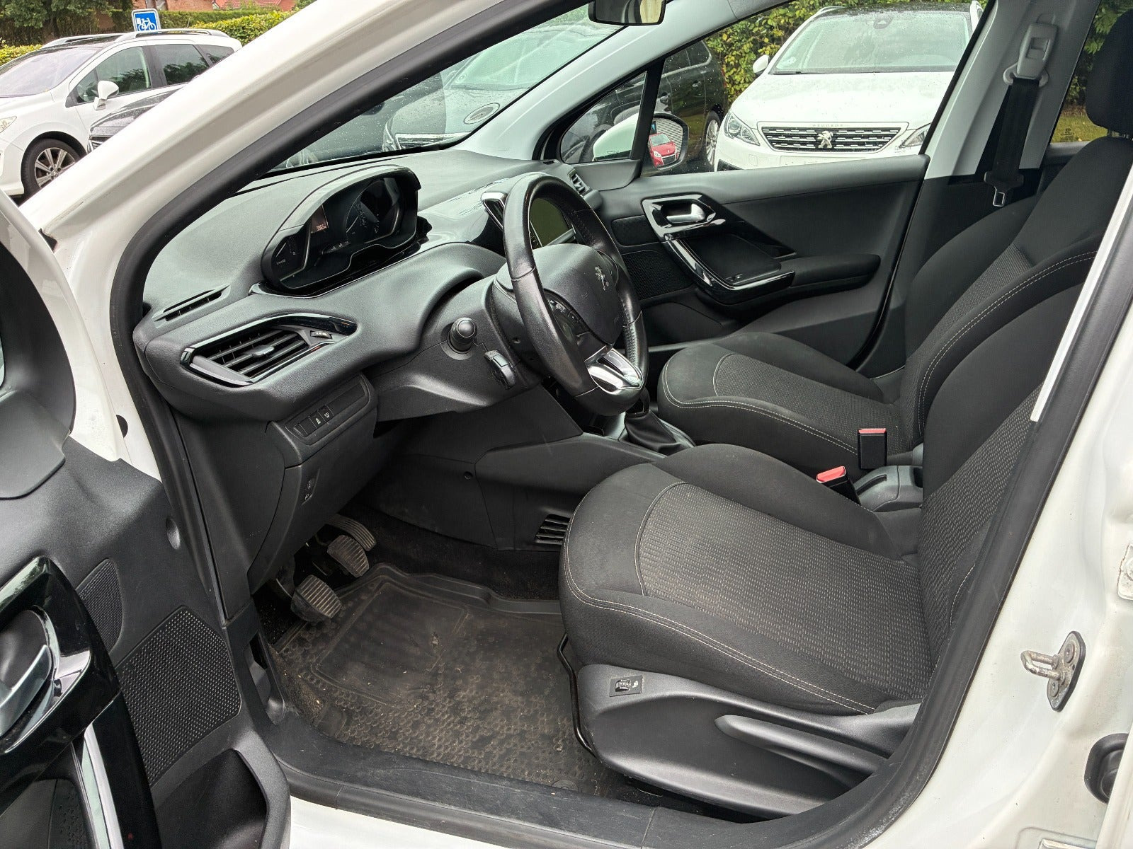 Hvid Peugeot 208 fra 2017